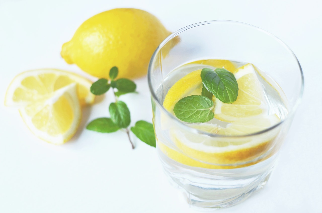 lemon slices and peppermint